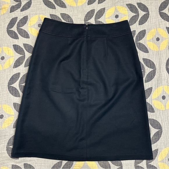 Banana Republic Stretch skirt, size 6, black scuba-type material, cotton blend - Picture 8 of 9